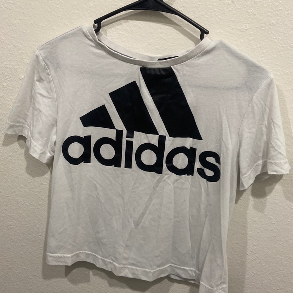 Athletic cropped shirt from adidas. Flowy and breathable